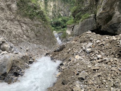 燕子口堰塞湖降壩引流奏效 水位緩降魯丹橋水簾規模縮小